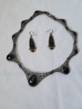 Vintage-Inspired Black Teardrop Necklace & Earrings Set